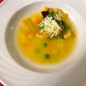 Herzhafte Gemüsesuppe mit Käse