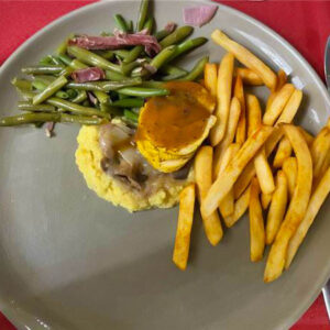 Herzhaftes Hühnchen mit Pilzsoße und Beilagen