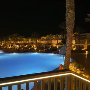 Mondschein-Oase: Resortpool bei Nacht