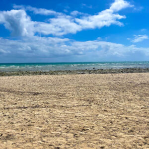 Ruhiger Strandtag: Weiter Blick aufs Meer