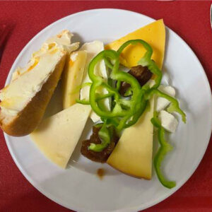 Rustikale Käseplatte mit Paprika und Chutney
