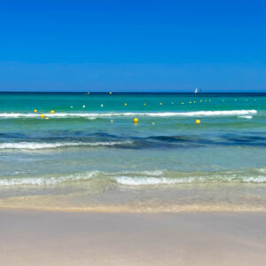Tropischer Strand mit Buntem Boot: Entspannung Pur