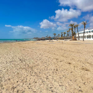 Tropischer Strandtag: Entspannung am Resort