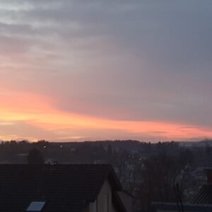 Sanfter Sonnenuntergang über ruhiger Stadt