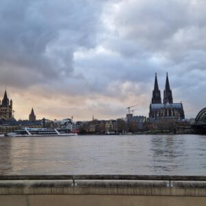 Sanfter Sonnenaufgang am Meer mit Möwen