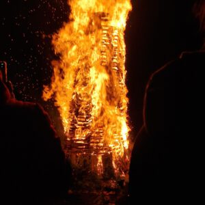 Der Turm in Flammen – Magie des Osterfeuers