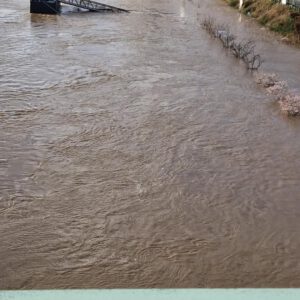 Straße versinkt im Hochwasserfluss