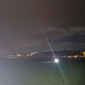 Lichtstrahl in der Dunkelheit – Hoffnung über der Stadt