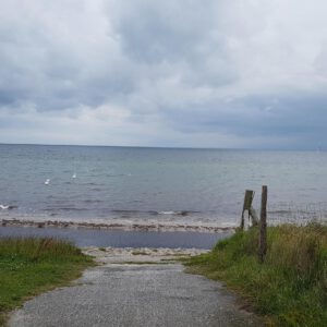 Pfad zum Strand mit Bank und Meer - Original Gemälde