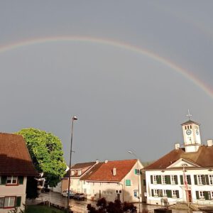 Regenbogen über dem Rathaus – Ein Versprechen am Himmel