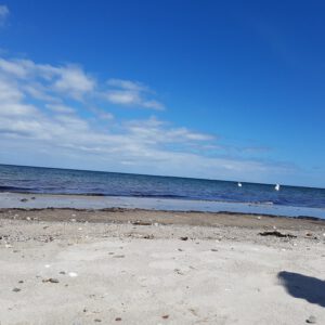 Sandstrand mit Meer und Segelbooten - Original Gemälde