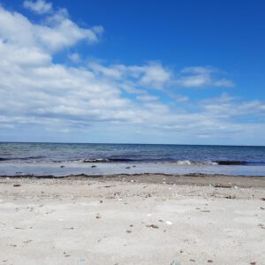 Ruhiger Sandstrand mit Ozean und Wolken - Original Gemälde