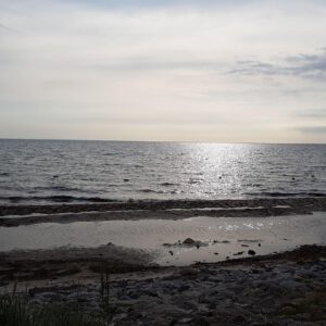 Sonnenaufgang über Felsstrand und Meer - Original Gemälde