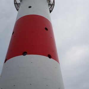 Roter und Weißer Leuchtturm unter Wolken - Original Gemälde