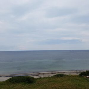 Strand mit Booten und Spaziergänger - Original Gemälde