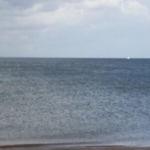 „Stille Horizonte – Minimalistischer Meeresblick mit fernen Segelbooten“