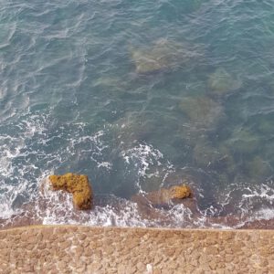 Uferlinie – Begegnung von Stein und Meer