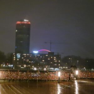 Verregneter Abendblick mit Lichtern – Hyatt & Liebesschlösser im Vordergrund
