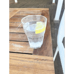 🍋 Erfrischung am Holztisch