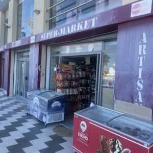 Buntes Supermarkt-Erlebnis mit Eisständen