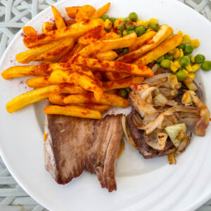 Abschieds-Mittagessen mit Suppe, Tunfisch, Leber und Pommes