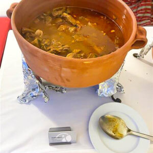 Aromatischer Fleischeintopf im Tontopf