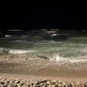 Wellen am Strand in der Nacht