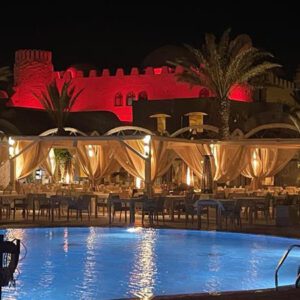 Beleuchtete Festung mit Pool bei Nacht