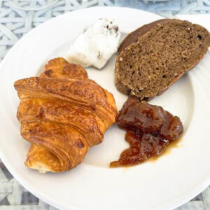 Kleines Frühstücksglück Croissant küsst Marmelade