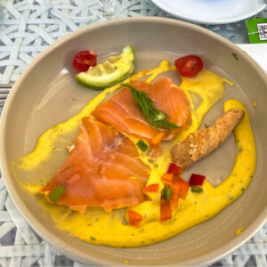 Lachs zum Vatertags-Frühstück – edel angerichtet mit Sauce und frischen Kräutern
