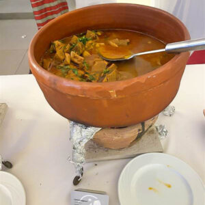 Lammragout im traditionellen Tontopf