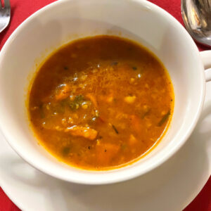 Würzige Suppe in weißer Schale