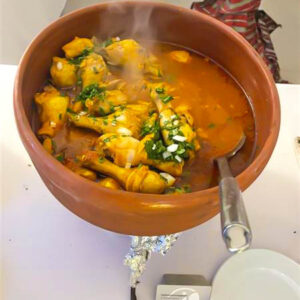 Würziges Huhn im traditionellen Tontopf