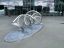 Abstrakte Spiralskulptur in urbaner Umgebung