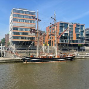 Traditionsschiff vor der HafenCity – Hamburger Segelromantik pur