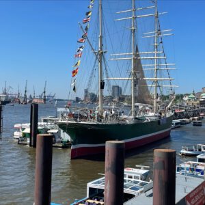 Segelschiff vor moderner Architektur