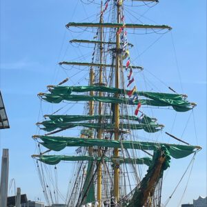 Takelage mit grünen Segeln