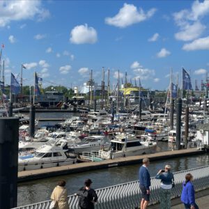 voller Hafen mit Booten und Besuchern