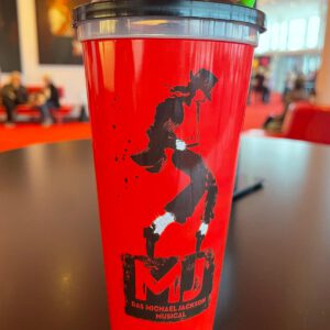Bild – Roter MJ-Becher aus dem Foyer