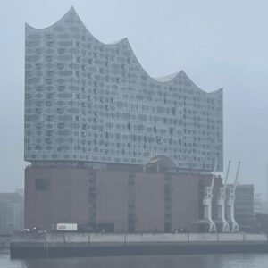 Die Elbphilharmonie im herbstlichen Dunst