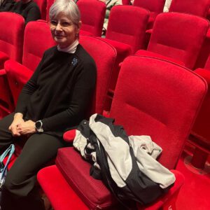 Sitzreihe 5, roter Saal, deine Frau auf ihrem Platz