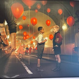 Kinder mit roten Ballons im Alten Elbtunnel