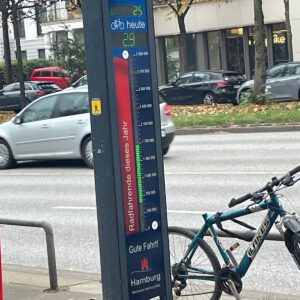 Fahrradzählturm an der Alster