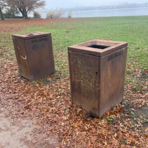 Grillkohlekörbe an der Alster