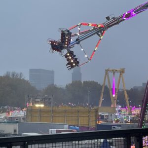 Blick vom Flakturm Humboldthain – Jahrmarkt mit Achterbahn unten