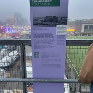 Zwangsarbeit – Infotafel am Flakturm Humboldthain