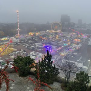 Hamburger DOM bei Dämmerung vom Flakturm Humboldthain aus