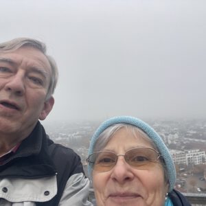 Kopfüber-Selfie vom Flakturm Humboldthain