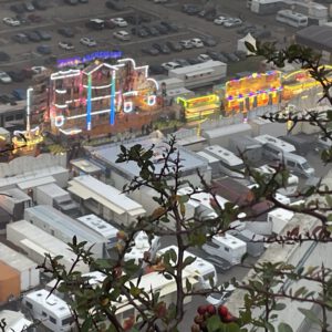 Neonlichter der Reeperbahn vom Flakturm Humboldthain