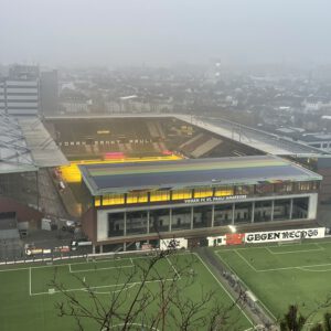 Millerntor-Stadion in der Dämmerung vom Flakturm Humboldthain